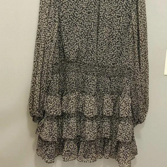 Chic Black and White Floral Midi Dress - Picture 3 of 9